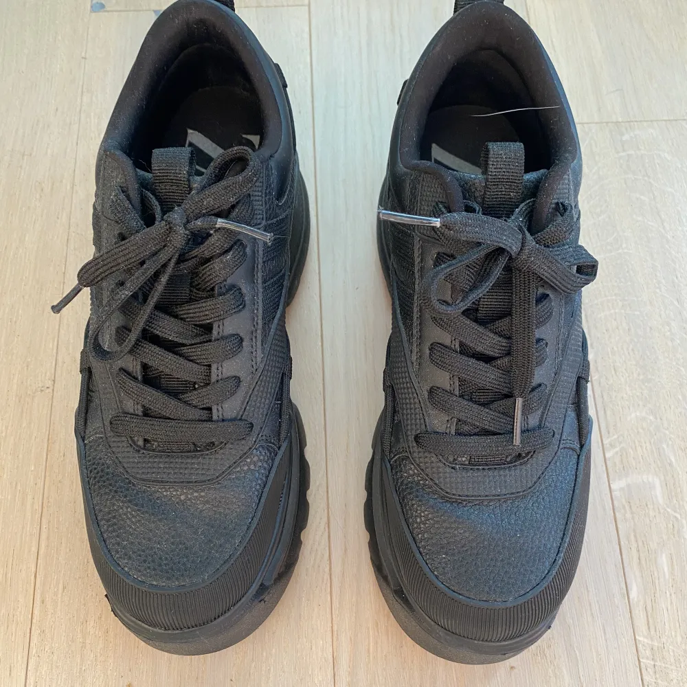 Använda 1 gång!! HelSvarta sneakers från ZARA. Köpa för 600:-. Skor.