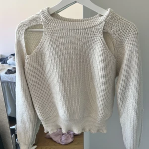 Tröja med cutouts - Så snygg tröja med cutouts! Som ni ser är den lite nopprig men inget som man tänker på. Helt perfekt till sommaren😋