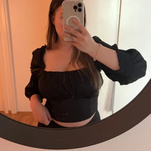 svart topp  - sjukt (!!) snygg svart topp med puffärmar från H&m!! ❤️‍🔥Endast använd förra julen <3 säljer då jag tyvärr inte får användning av den.