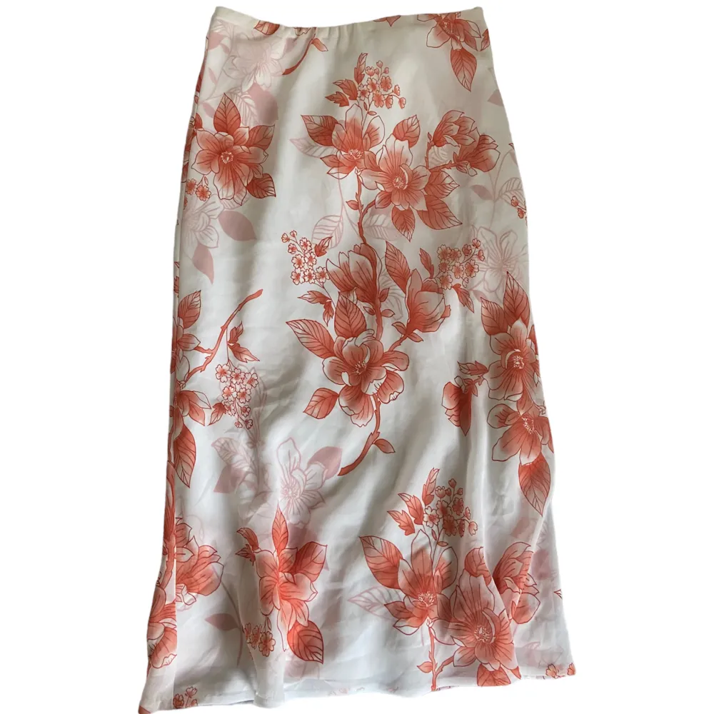 Vit och korall färgad Lågmidjad kjol med topp. Kontakta vid intresse <3. Hoodies.