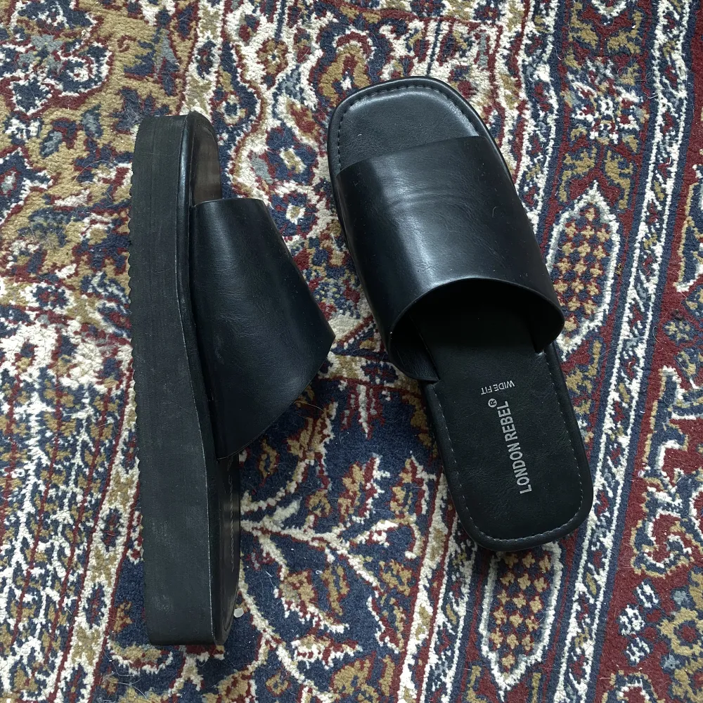 Svarta sandaler från London Rebel! Fint skick, storlek 40!. Skor.