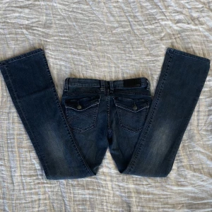 Lågmidjade jeans - Super snygga lågmidjade jeans som tyvärr var lite för små (har därför inga bilder på) . Står storlek 36 men skulle säga att dem är 34. Aldrig använda.