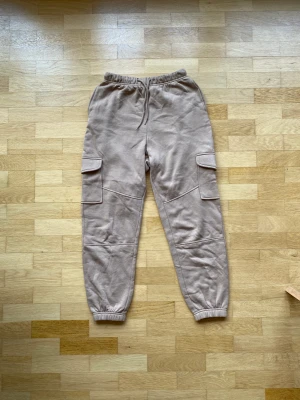 H&M cargomjukis  - Dem är i väldigt bra skick. Knappt använda och är fortfarande lena samt har de inte slitage. Passar mig som är 170cm, men är man kortare än det så passar de bättre. Inte jättefin passform på mig längre. 4 stora fickor :)