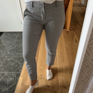 Mönstrade kostymbyxor  - Svartvita kostymbyxor från Mango. Princip oanvända. Står storlek 40 i byxan, men jag är storlek 36 och de passar perfekt.