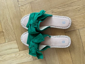 Sandaler  - Så fina sandaler i djup grön färg och rosett. Säljer pga för små. Aldrig använda, prislapp kvar. Köpare står för frakt 