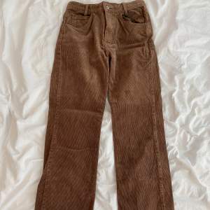 Jätte fina bruna Brandy Melville jeans i Manchester materiel, dom passar mig och är vanligtvis 36 i storlek 