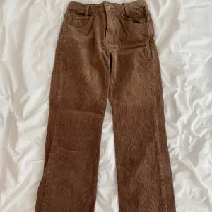 Jätte fina bruna Brandy Melville jeans i Manchester materiel, dom passar mig och är vanligtvis 36 i storlek 