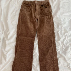 Brandy Melville Jeans - Jätte fina bruna Brandy Melville jeans i Manchester materiel, dom passar mig och är vanligtvis 36 i storlek 