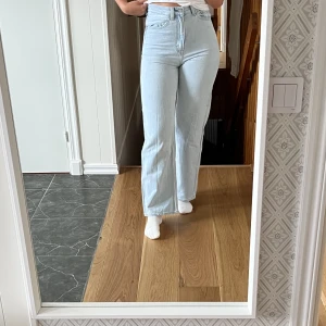 Levi’s - Levi’s High Loose. Köpt på Carlings. Nypris 1.350kr. Använt fåtal gånger.