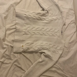 Stickad tröja - Fin stickad tröja som säljs pga att jag inte använder 