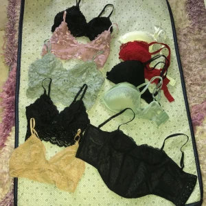 Packet pris! - Toppar i olika färger och designer i ny skick! ligger på 70kr st, BH korset 100kr, vanlig BH 80kr st. Allt tillsammans 500kr, ( pris går att diskuteras,kan fraktas fast köparen står för frakten) kläderna är köpta runt 100/200kr 