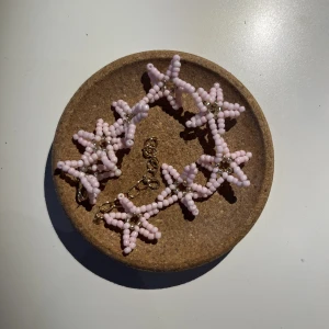 Stjärnarmband🤩 - Handgjort armband med rosa och guldiga stjärnor, går att välja vilken färg som du vill ha!💞