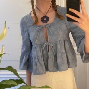 Blå topp - Superfin blus från Zara i storlek S, men passar lika bra för XS💙 Den är som ny och endast använd en gång 🥰