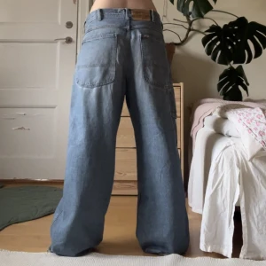 Weekday x Lee jeans - Snygga baggy jeans från kollektionen Weekday x Lee! Slitna längst ner vid hälen men annars i superbra skick!