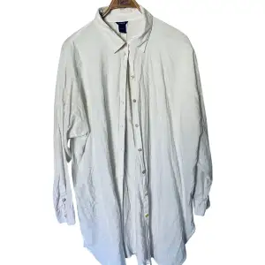 Skjorta från Lindex. Helt ny, men utan prislapp.  Storlek: XL Material: Linne Nypris: 699 SEK