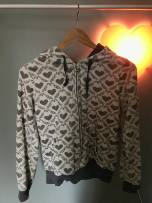 Mysig zip up!  - Köpt på loppis men knappt använd! Velour typ material, brukar ha s-m och den passar som så. 