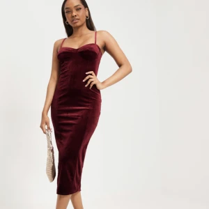 Sammet klänning  - En helt ny sammet klänning från Nelly. Endast testad .