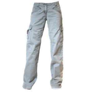 cargobyxor  - Khaki färgade byxor med coola detaljer. Säljer pga ej min stil längre. Fint skick. Hör av er för fler frågor! (priset kan diskuteras o sänkas vid snabb affär) 