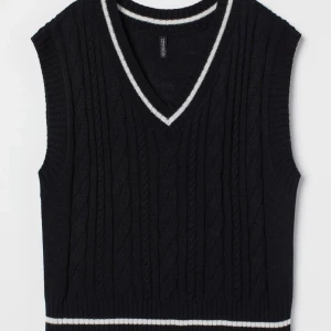 Stickad väst - Svart/vit stickad väst från H&M i storlek M, men oversized. Aldrig använd.