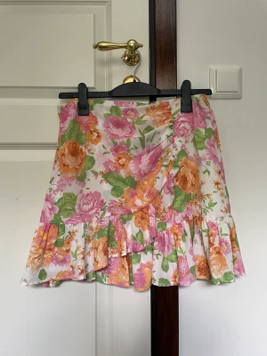 Blommig kjol - Jättefin kjol, sitter jättefint med fina detaljer men inte riktigt min stil!! Aldrig använt ute