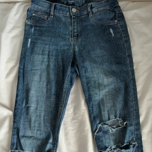 Jeans med revor - Möjligt att få till billigare frakt om du köper privat och inte via Plick. Hör av dig så kan vi ordna det. 