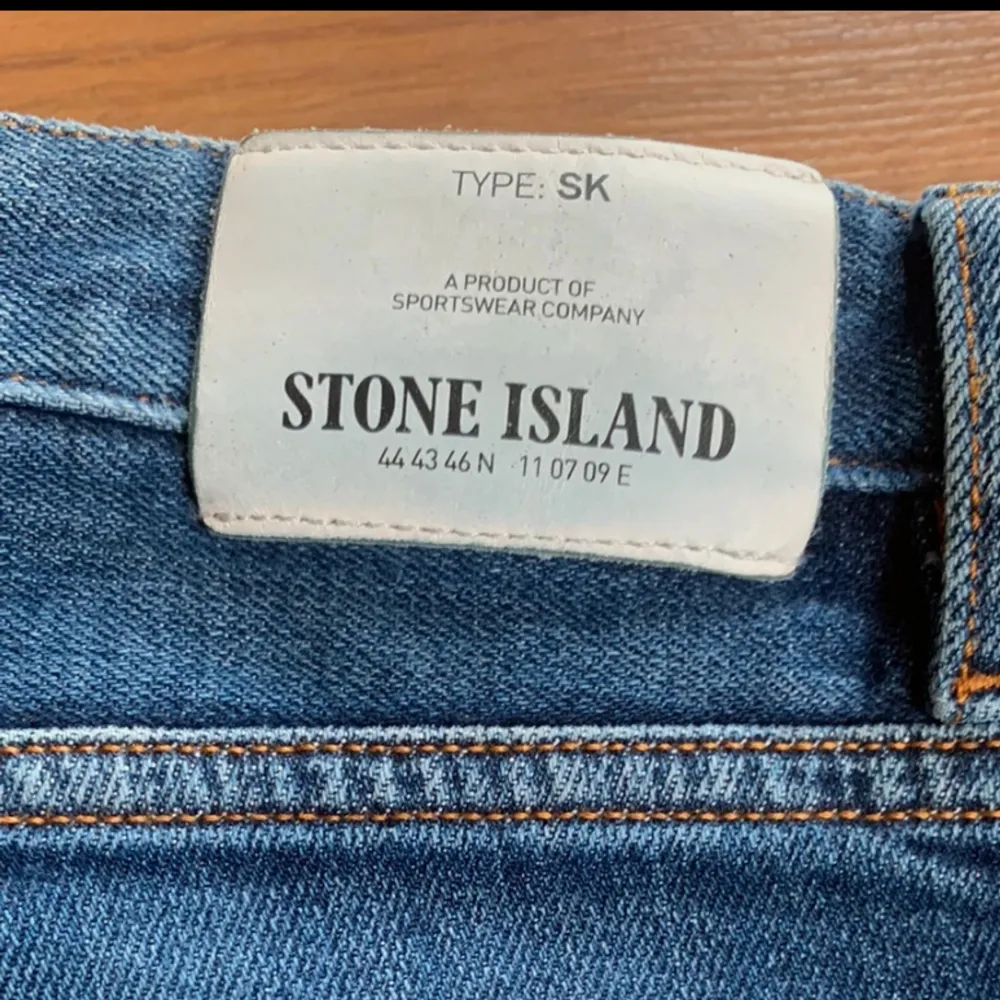Säljer ett par snygga stone island jeans i junior storlek 170/14. Passar för längd runt 170 cm. Jeans & Byxor.
