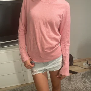 Rosa stickad tröja - En jätte fin finstickaf tröja i märket HOLLY WHYTE i storlek S TRYCK INTR PÅ KÖP NU 