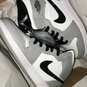 Air Jordan Mid Light Smoke Grey - Helt nya air jordans! Aldrig använda! Har legat i boxen sedan jag fick hem de!
