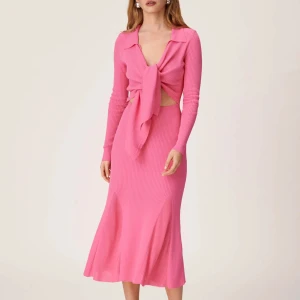 Adoore klänning - Säljer min fina Adoore Riviera Knitted Dress i storlek 38 (passar även stl 36 då klänningarna är små i storleken). Den är aldrig använd, prislappen sitter fortfarande kvar. Fantastisk sommarklänning som även passar perfekt för midsommar!☀️🌸🦋