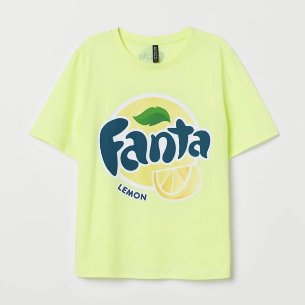 En gul Fanta lemon tröja av märket devided från H&M. Storlek S. Säljer på grund av att den inte kommit till användning. För fler bilder skriv privat till mig. Köparen står för frakten.💕. T-shirts.