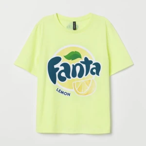 Fanta tröja - En gul Fanta lemon tröja av märket devided från H&M. Storlek S. Säljer på grund av att den inte kommit till användning. För fler bilder skriv privat till mig. Köparen står för frakten.💕