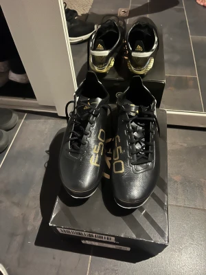 Fotbollsskor - Säljer dessa adidas f50 ghost remake skorna då dom inye kommer till användning. Storlek 44. Dom har mycket kvar att ge och ät sällsynta!! Hör av er vid intresse! 