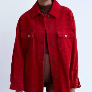 Hej!  Säljer denna röda manchesterjackan från Zara. Oversized modell, storlek M ❤️