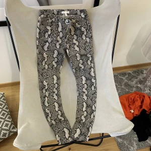 Jeans  - Mönstrade jeans i fint skick, strl 38 från h&m