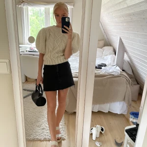Jeanskjol - Säljer nu denna super fina svarta jeanskjolen från monki i storlek 32. Måtten: ca 35cm i längd och ca 32cm i midjan.  Säljer även toppen och båda väskorna i bilden så gå in på min profil och kika på dem med vetja!!💞🌸