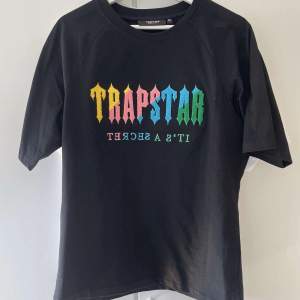 Säljer min svarta trapstar t-shirt då jag köpte ett set som var för stort, den är bara testad en gång så den är helt ny och oanvänd💪🏼