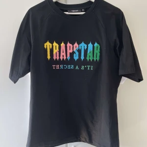 Trapstar t-shirt - Säljer min svarta trapstar t-shirt då jag köpte ett set som var för stort, den är bara testad en gång så den är helt ny och oanvänd💪🏼