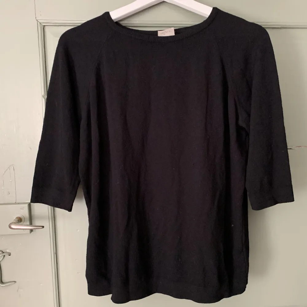 svart basic tröja från cortefiel🙌 står ingen storlek men skulle uppskatta M/L, dock väldigt stretchig så passar både större och mindre storlekar🌷. Toppar.