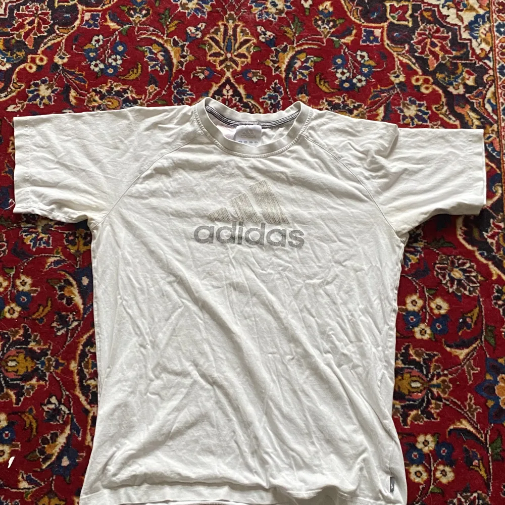 Asnygg vintage adidas t shirt. Har hållt sin passform över tid. Skick 9/10. Säljer enbart för att den är för liten annars hade jag velat behålla den.. T-shirts.