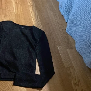  tröja  -  fin oanvänt tröja från Gina Tricot efter  Prislappen sitter kvar  Det är typ Pads I axlarna men går att klippa bort