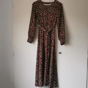 Klänning  - Långklänning i nyskick, har endast använts fåtal gånger. Ställ gärna frågor om du undrar över något. 