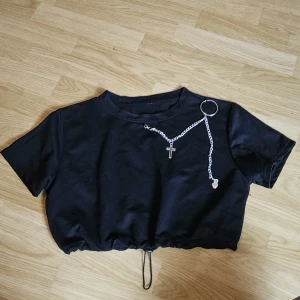 Cropedtop  - Super fin cropedtop, köpt här ifrån Plick. Den sitter inte som jag önskat men den är superfin. Ena öglan till kedjan är lite sliten. Men annars felfri. Kadjan är löstagbar.