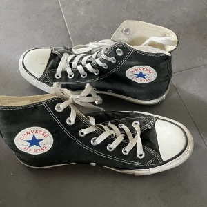 Converse - Säljer dessa svarta converse i storlek 38. De är lite slitna men fortfarande väldigt snygga, finns ett mindre hål. Perfekt till varje outfit.  Fråga om fler bilder