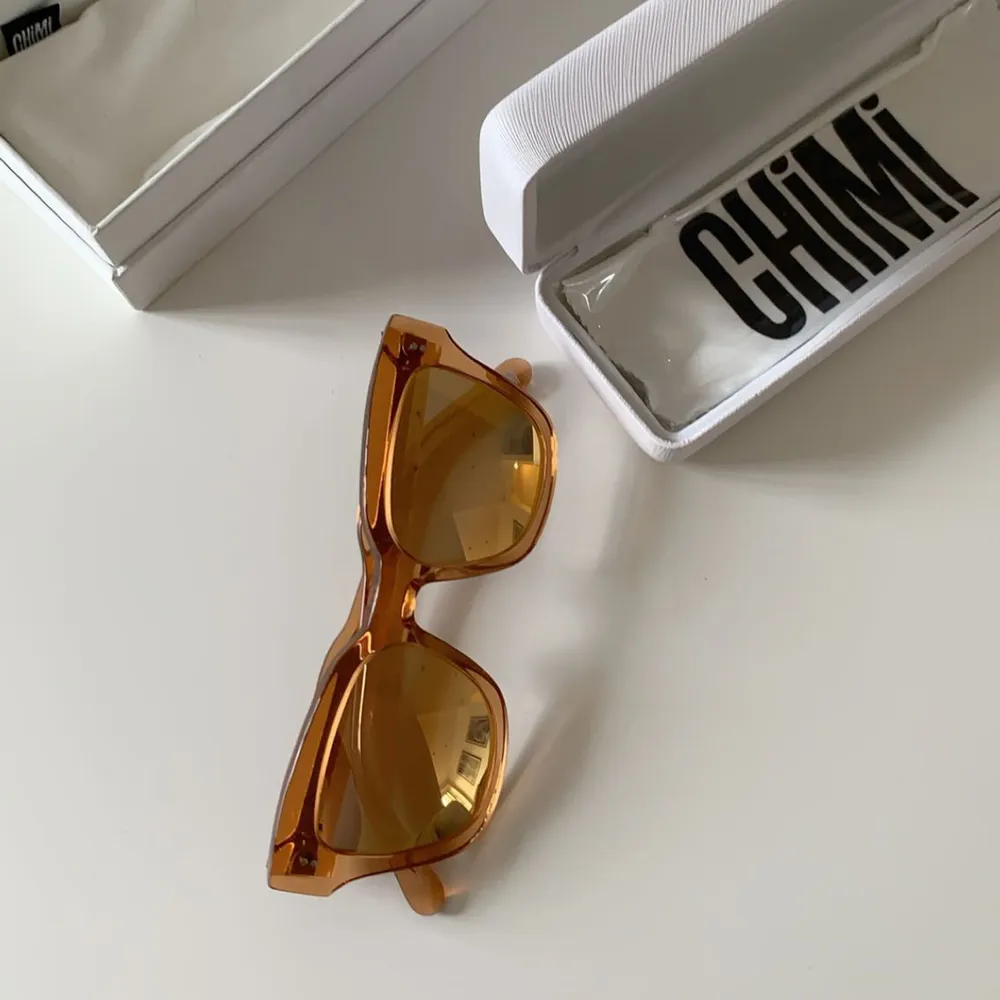 Säljer ett par helt oanvända solglasögonen från Chimi Eyewear! Modell 005 i färgen peach med spegelglas. Vid många intresserade blir det budgivning. Frakt tillkommer 🕶. Övrigt.