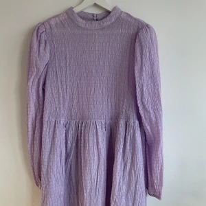 ICHI klänning - Material: 96% polyester, 4% elastan  Inga anmärkningar. Använt 1-2 ggr.