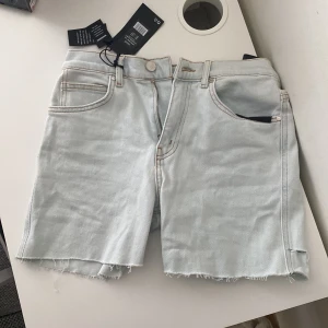 90’s jeans shorts  - Intressekoll, men tror att jag ska sälja. Skriv gärna vad ni skulle kunna tänka er köpa den för.