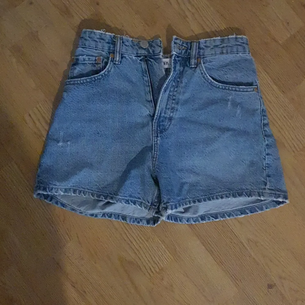 Jeans shorts ifrån zara, knappt användna. Shorts.