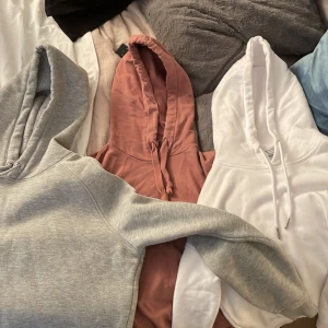 Hoodie paket - Sjukt fina hoodies utan defekter! Är använda men men väldigt fina Bikbok och NAKD i xs och Urban Classic i s.