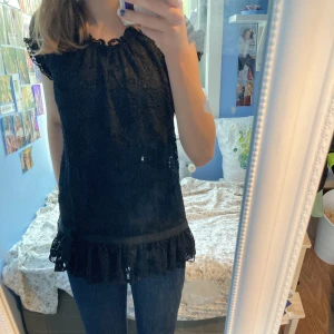 Gullig topp - Gullig topp med en liten rosett längst ner. Har ett inne under på bilden då den är lite ”genomskinlig”. Köpt second hand men aldrig använd av mig🙌