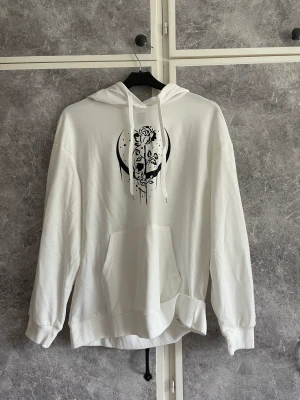 Hoodie - En vit tunn hoodie från shein 